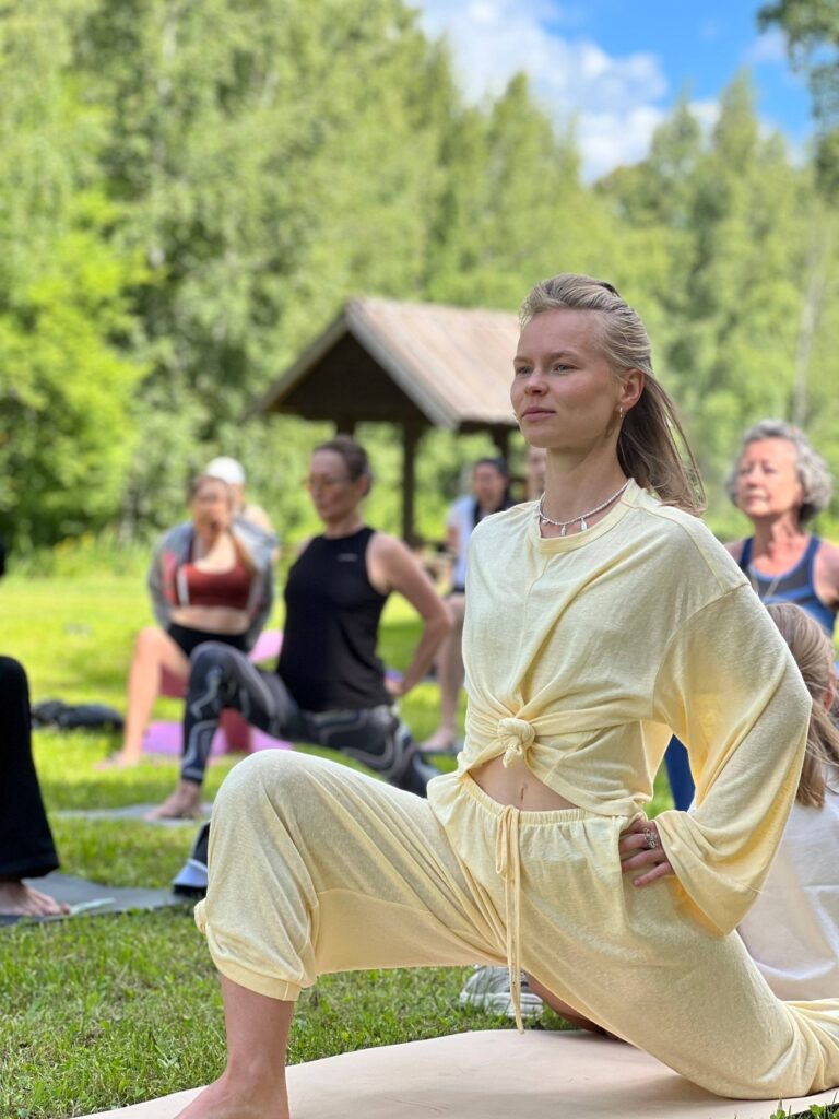 Бесплатное занятие на природе с преподавателями школы йоги «Мантра» Yoga Open Air Кострома